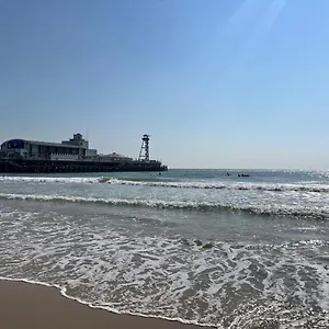 https://lovely-2-bedroom-flat-5-minutes-away-from-beach.bournemouth-hotels.org